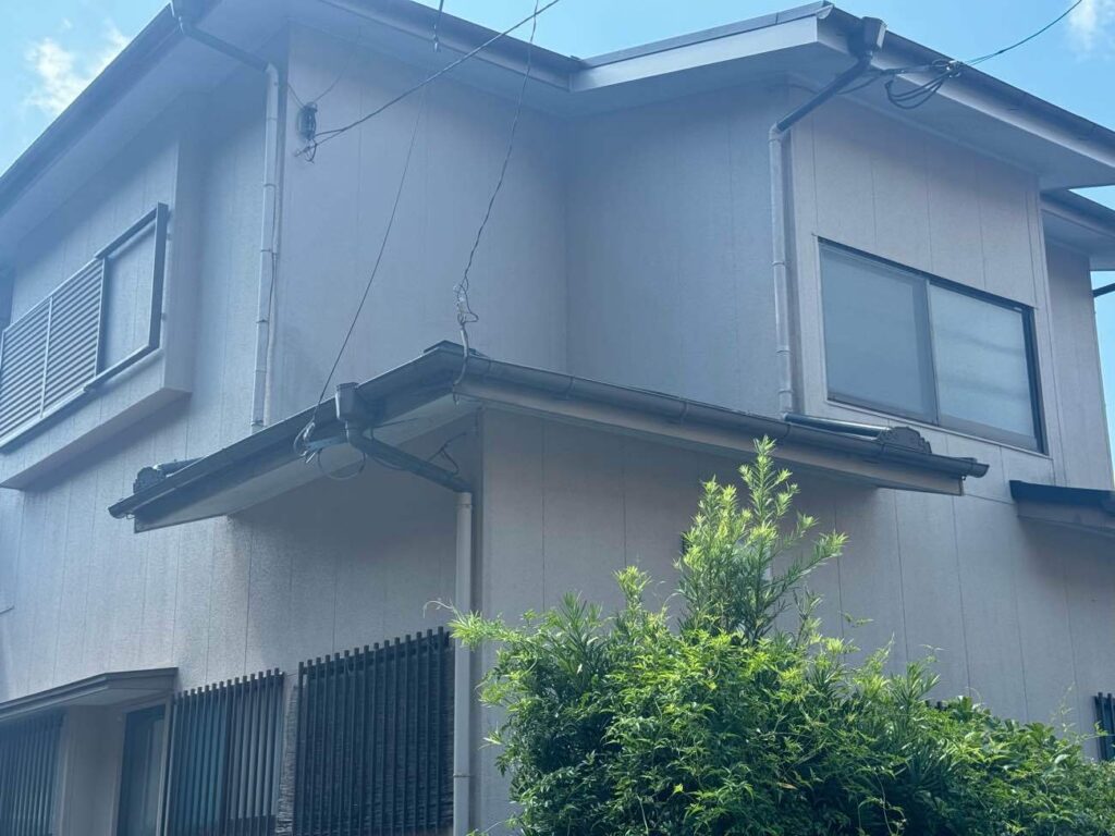 破風板も傷んだ部分を整え、全体の美観を整えました。雨漏りの不安を解消し、安心してお過ごしいただける仕上がりです。