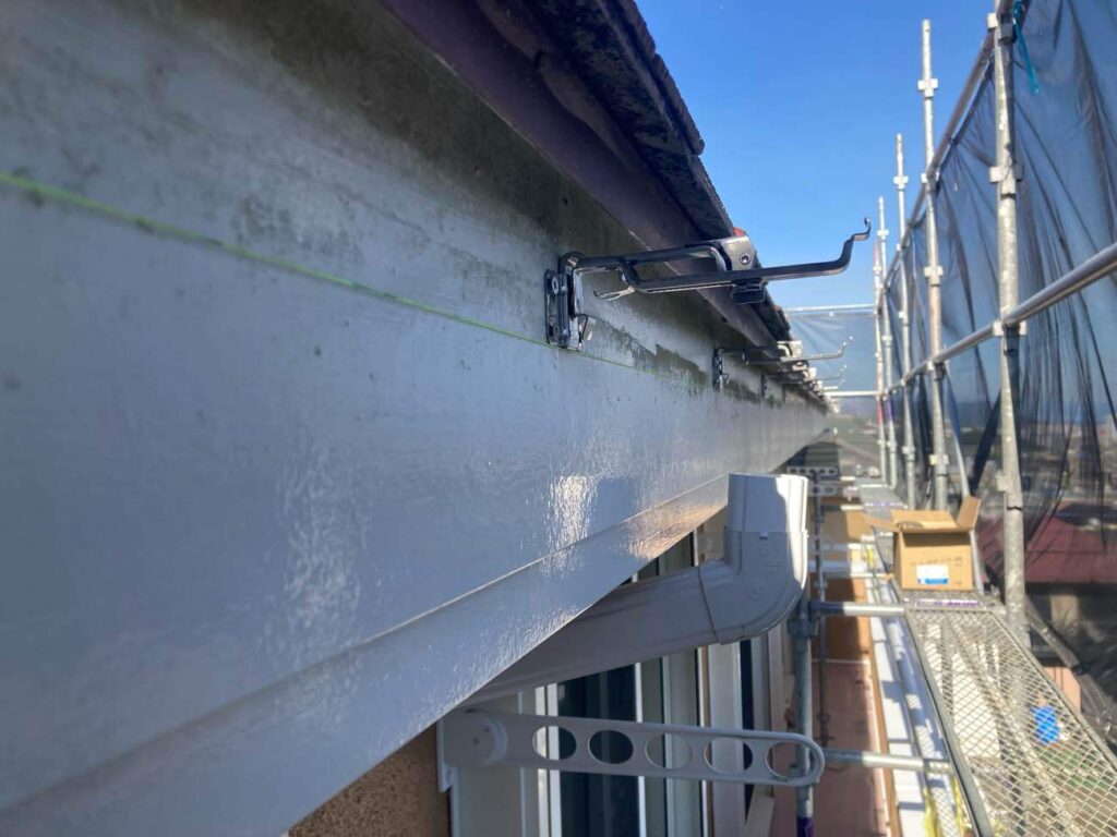 この一面の雨樋をすべて解体し、新しい金具をしっかりと取り付けました。糸を使って適切な勾配をつけ、スムーズに排水できるよう調整しました。