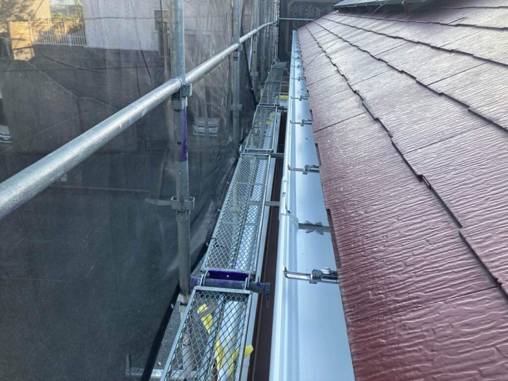 雨樋の取り付け後、勾配や固定状況を最終確認し、問題がないことを確認して完了です。