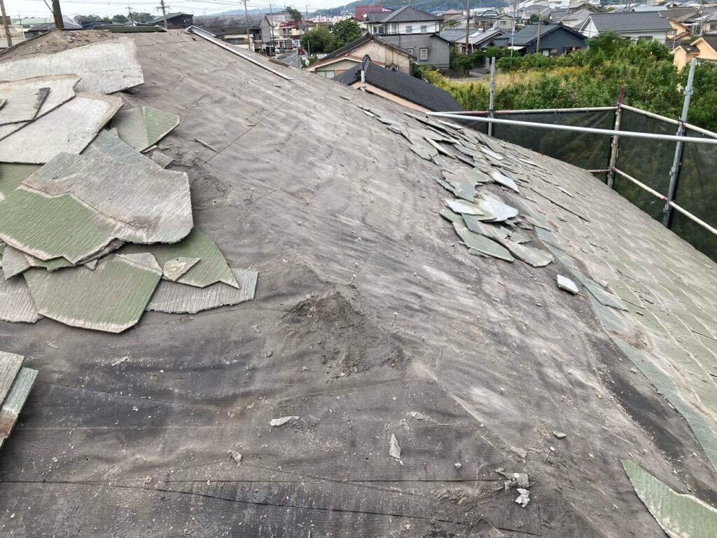 既存の屋根材を解体しながら、下地の状態をしっかりとチェックし、補修の必要性を見極めます。