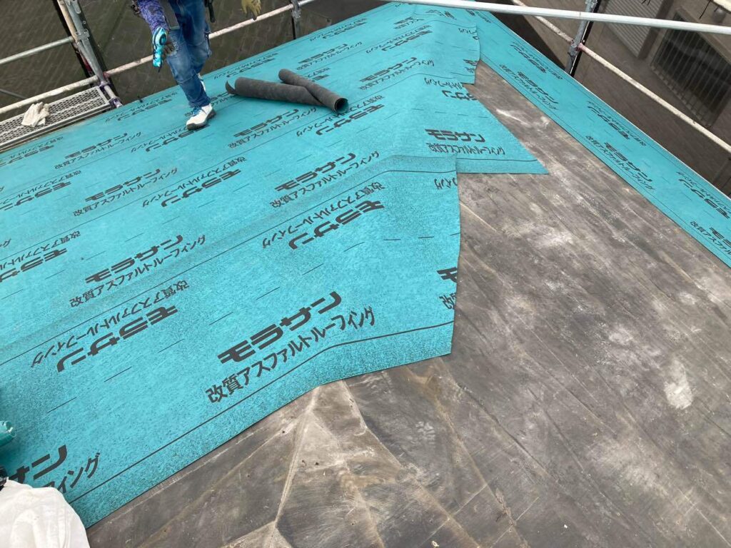 屋根材の下にある防水シートは、経年劣化により防水性能が低下するため、築20年前後での見直しが重要です。