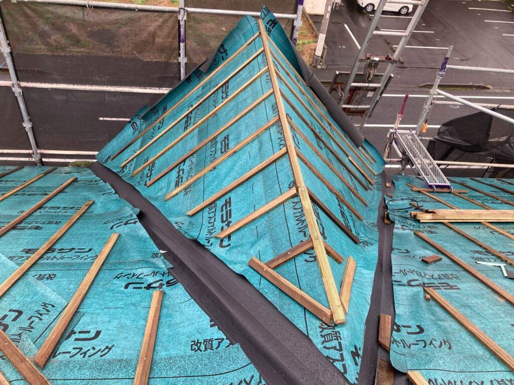 新しい防水シートを張り、谷板金や桟木（さんぎ）を丁寧に施工。屋根材の下にある“見えない部分”から、雨漏りを防ぐ仕組みを整えています。