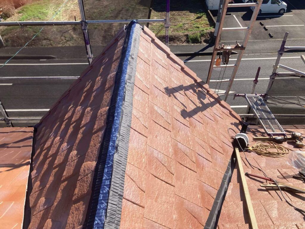 棟にハイロールを使用し、通気性を確保しながら雨水対策を行っています。