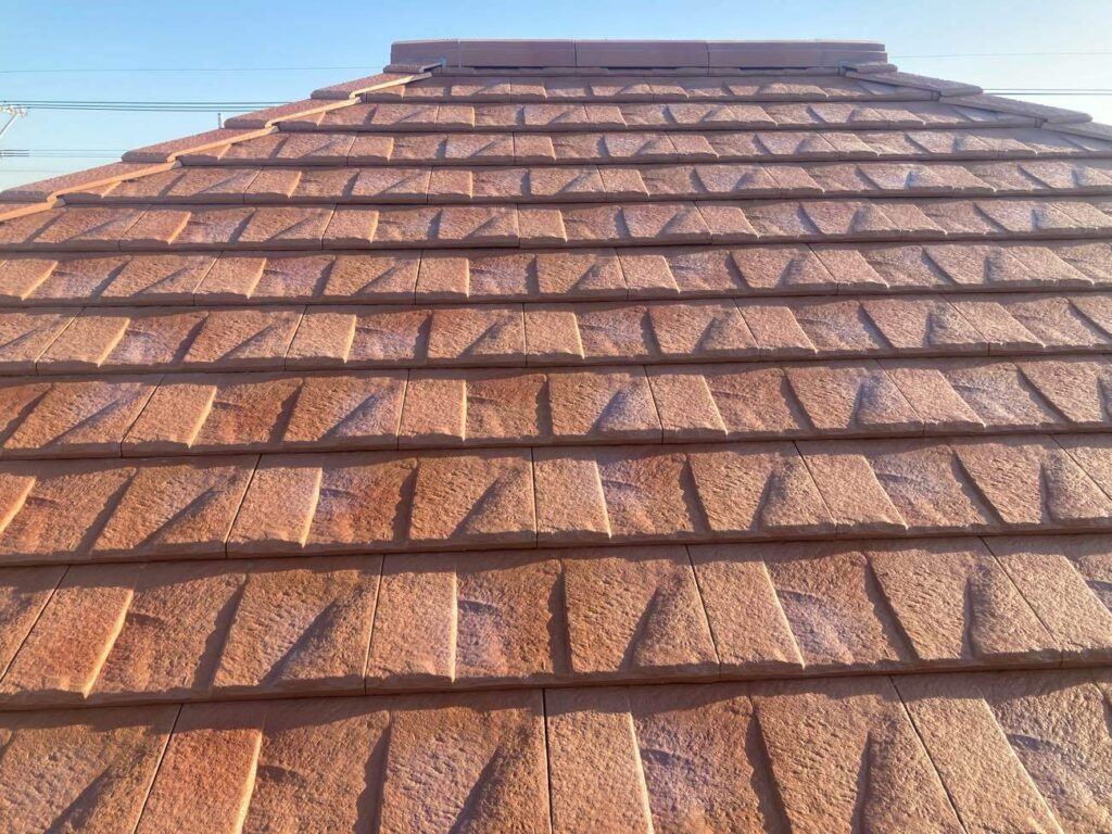 既存のスレート屋根と軽さはほぼ変わらないうえ、耐久性や断熱性も高く、ワンランク上の性能が得られます。