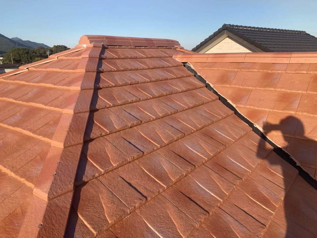 「ルーガ」は、初期費用はかかりますが、雨漏りの不安を軽減し、軽さと耐久性を両立できるおすすめの屋根材です。