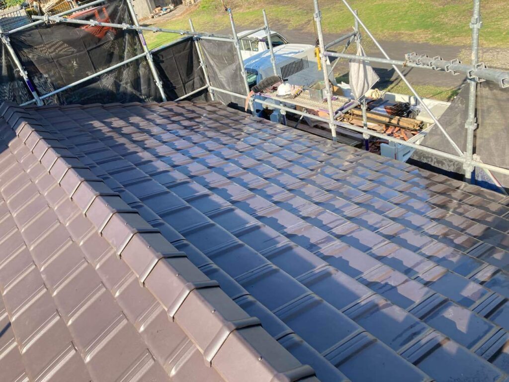 ポタポタ雨漏りを無事解消｜食料品倉庫の屋根葺き替え事例