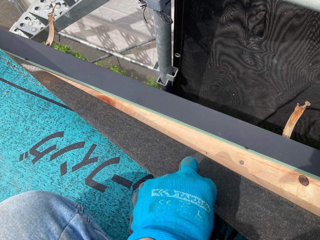 軒先など端部も雨漏りしやすいポイント。防水シートの施工も念入りに行います。