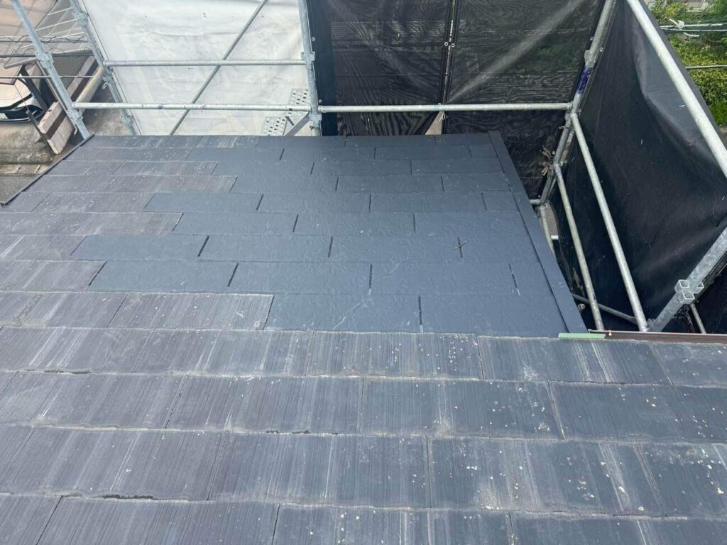 補修箇所やひび割れた屋根材は、新しいものに交換しました。このような場合でも、既存の屋根材と馴染む色合いを選び、見た目の違和感が軽減できる施工を心掛けています。