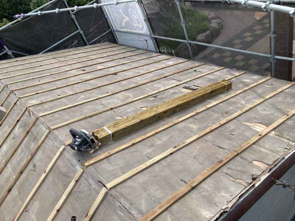 梅雨時はいつ雨が降るかわからないため、急な雨にも対応できる工法を選択します。縦桟を先に取り付け、その上に防水シート・横桟を施工します。