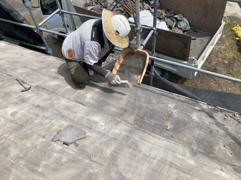 既存の瓦を解体しました。すき間から入り込んだ火山灰を丁寧に掃除しながら、下地の状態を細かくチェックします。
