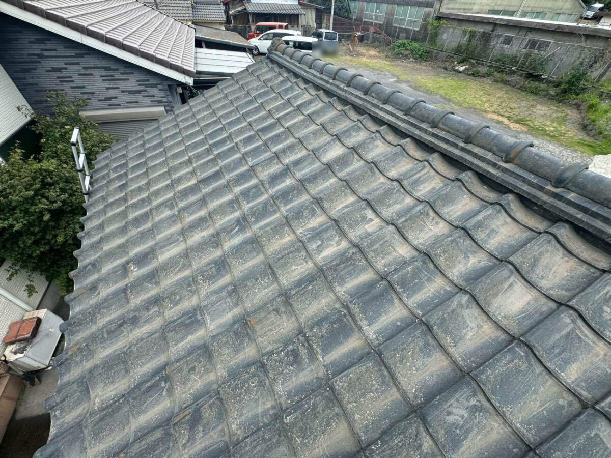 ポタポタ雨漏りを無事解消｜食料品倉庫の屋根葺き替え事例