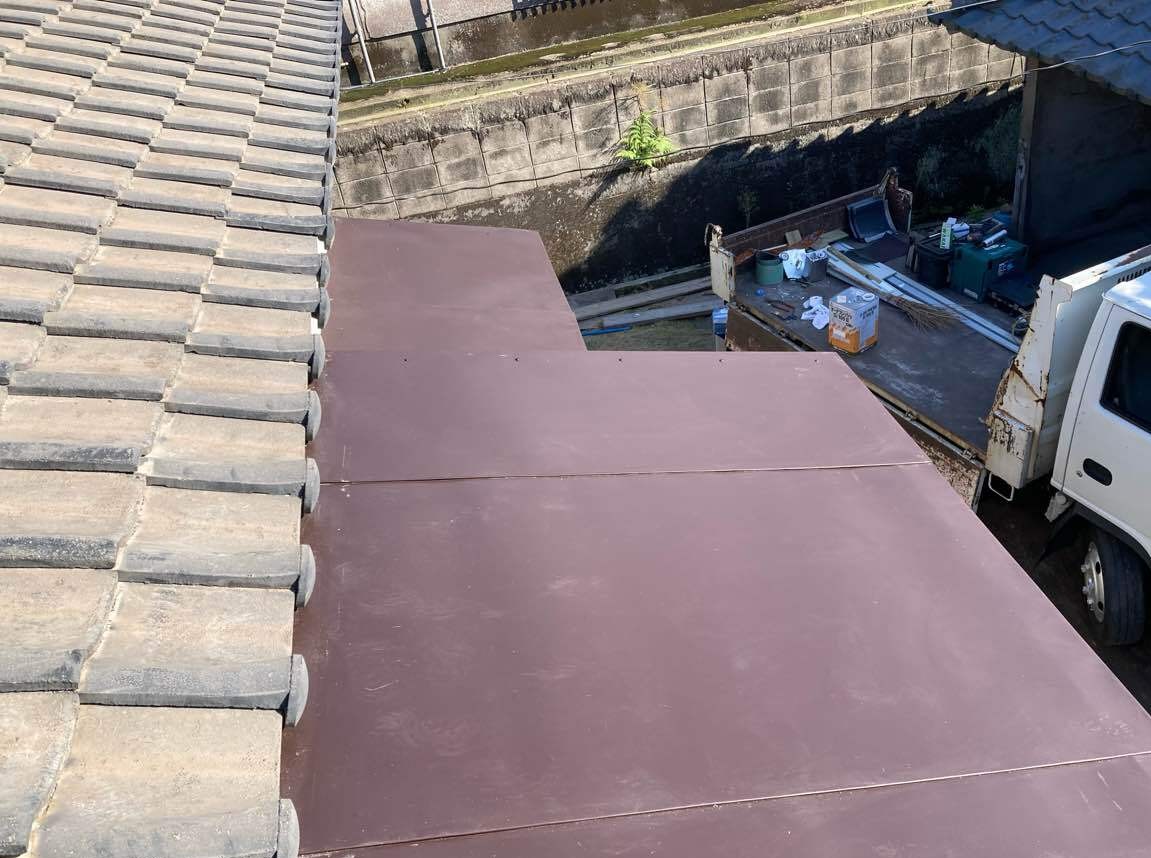 火山灰の影響による銅板屋根の腐食｜ステンレス屋根への張り替えで安心