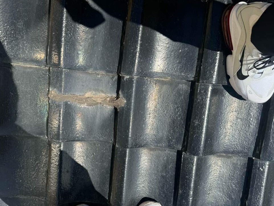 サッシや窓枠からの雨漏りも、必ずしもサッシ付近が原因とは限りません。雨水が屋根から浸入し、窓まわりに雨だれとして現れるケースが多くあります。正確な原因を突き止めるために、屋根や天井裏までしっかりと調査することをおすすめします。