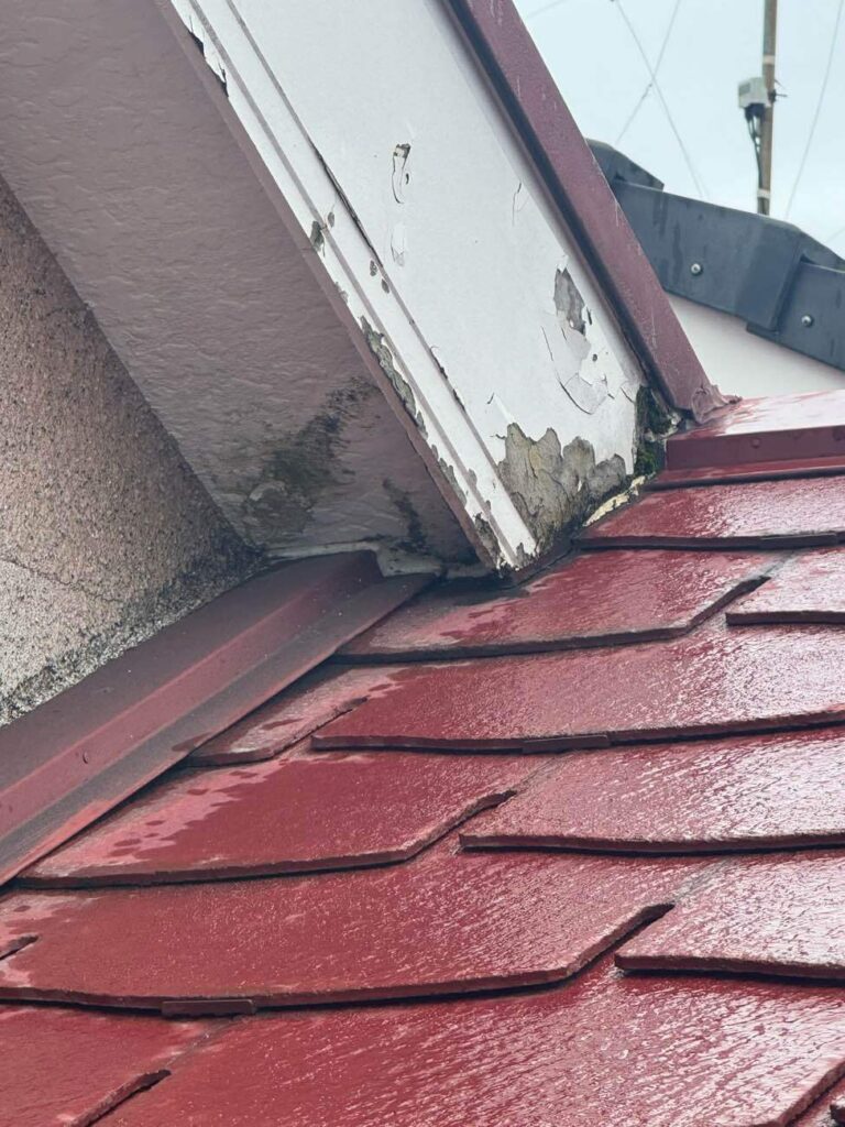 妻破風まわりの板金処理や隙間の不足により、雨水が外壁から内部へ浸入していました。そこで、雨水を適切に逃がす施工と補修工事をご提案しました。