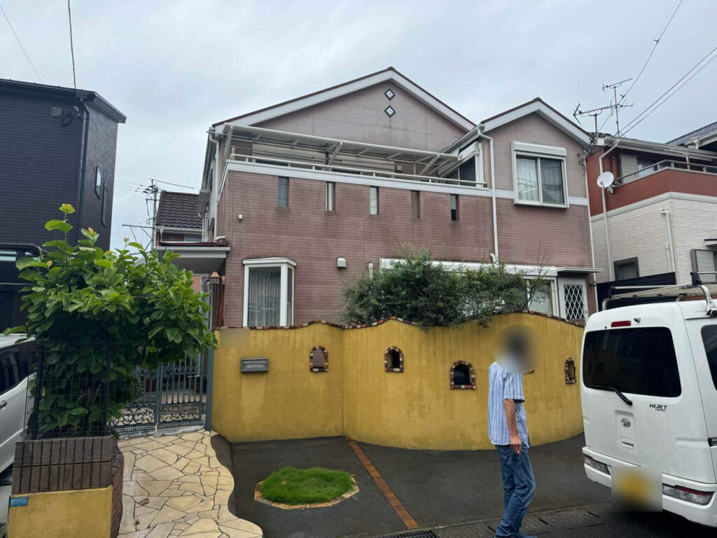 N様は、2階建てのご自宅の屋根のすぐ下の壁に、部分的な塗装の剥がれを見つけられました。ベランダの上にある手の届きにくい場所とのことで、補修が可能かどうかお問い合わせをいただきました。