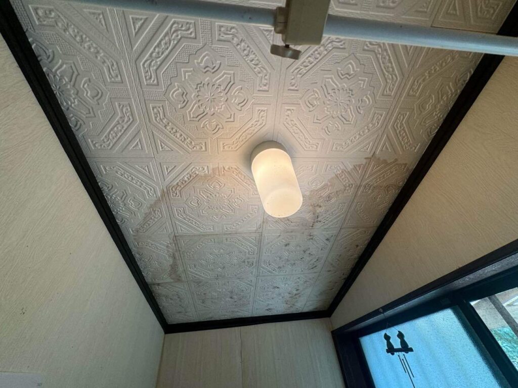 トイレの天井からの雨漏りにお困りだったN様。後日、隣接する玄関の天井にも雨漏りがあることに気づかれました。