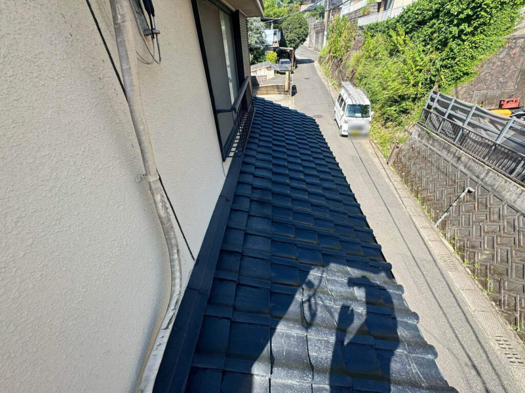 お悩みは2階のサッシからの雨漏り。別業者でコーキング修理をされたものの改善されませんでした。