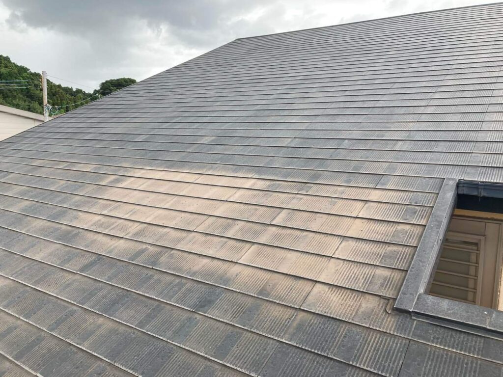 外壁・屋根ともに、色あせや汚れの付着といった経年による変化が見られる状態でした。今後も長く安心して住み続けていただくため、再塗装による表面の保護が必要な時期を迎えていました。