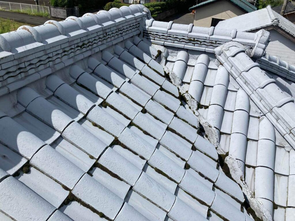 セメント瓦にはずれや苔が見られ、屋根全体で防水性の低下が進んでいたことから、今回は葺き替えによる改善をご提案しました。