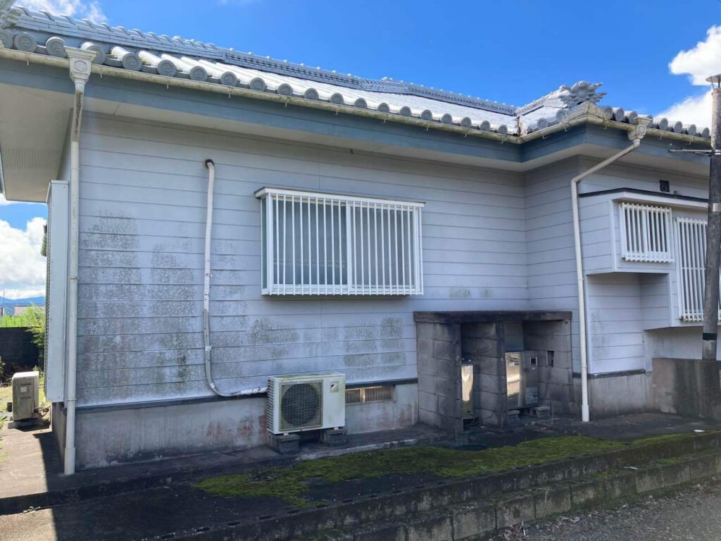 足場を立てたタイミングで、外壁や付帯部の再塗装もあわせて行うことで、住まい全体の美観を整え、メンテナンスを一度に済ませることができます。