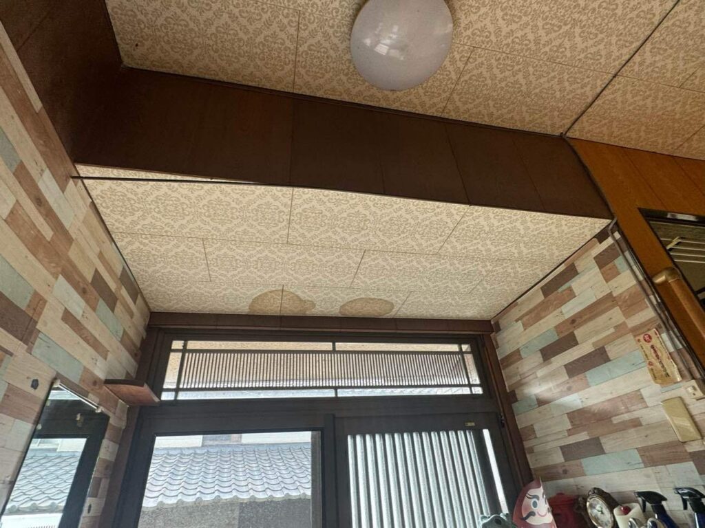 雨染みの付いた天井は張り替えて、室内もきれいにしていきます。