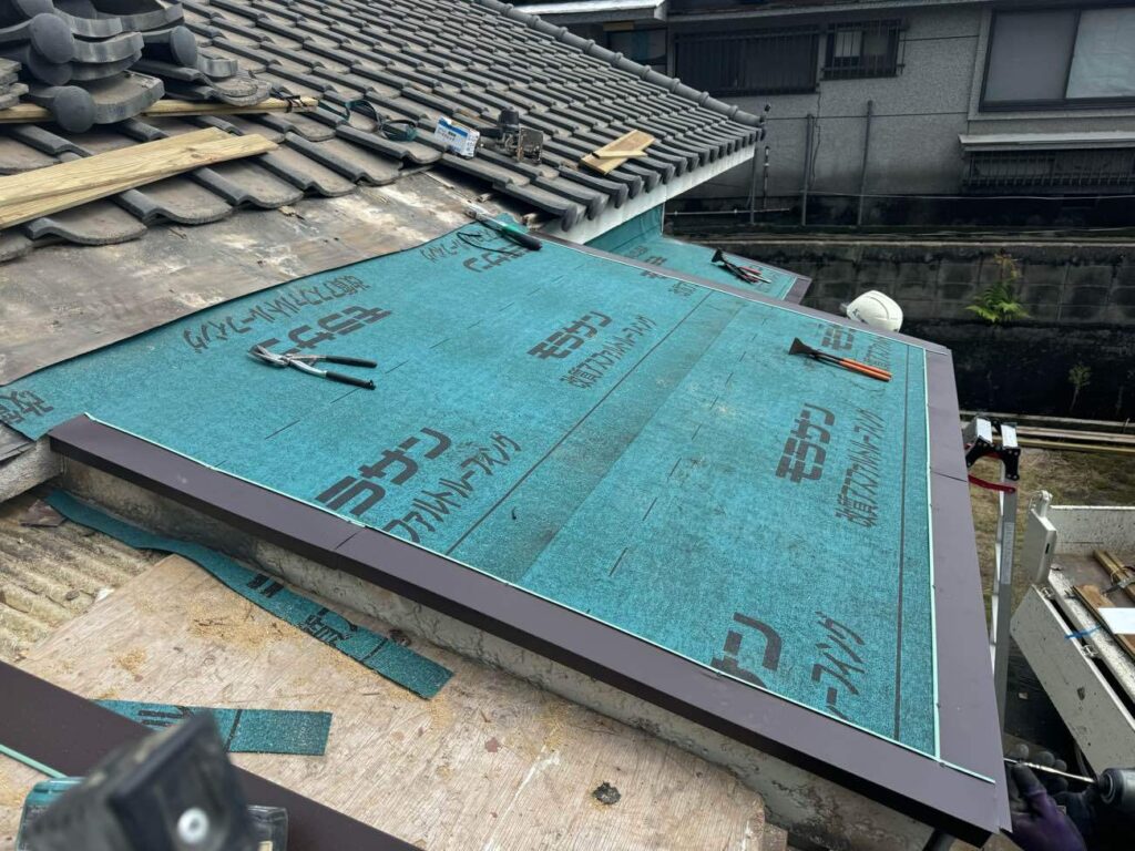 防水シートを張り、周囲の板金から取り付けていきます。軒先に設けるこの板金は屋根材の端部を保護し、雨水を軒樋へと流す大切な役割を担っています。