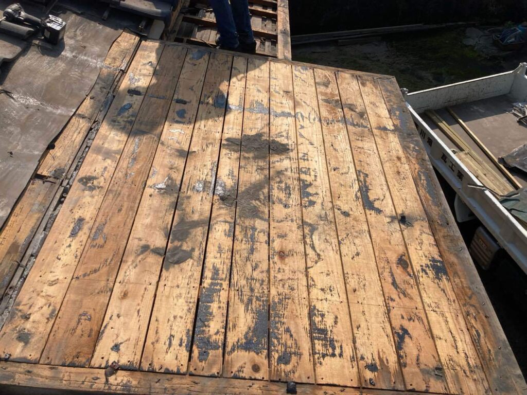 トイレと玄関の2か所の板金屋根と下地を解体しながら、骨組みの安定性や周囲の劣化状況まで丁寧に確認していきます。