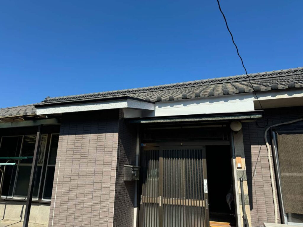 屋根下部のモルタル壁も整え、玄関まわり全体の印象が明るくすっきりとした仕上がりに。