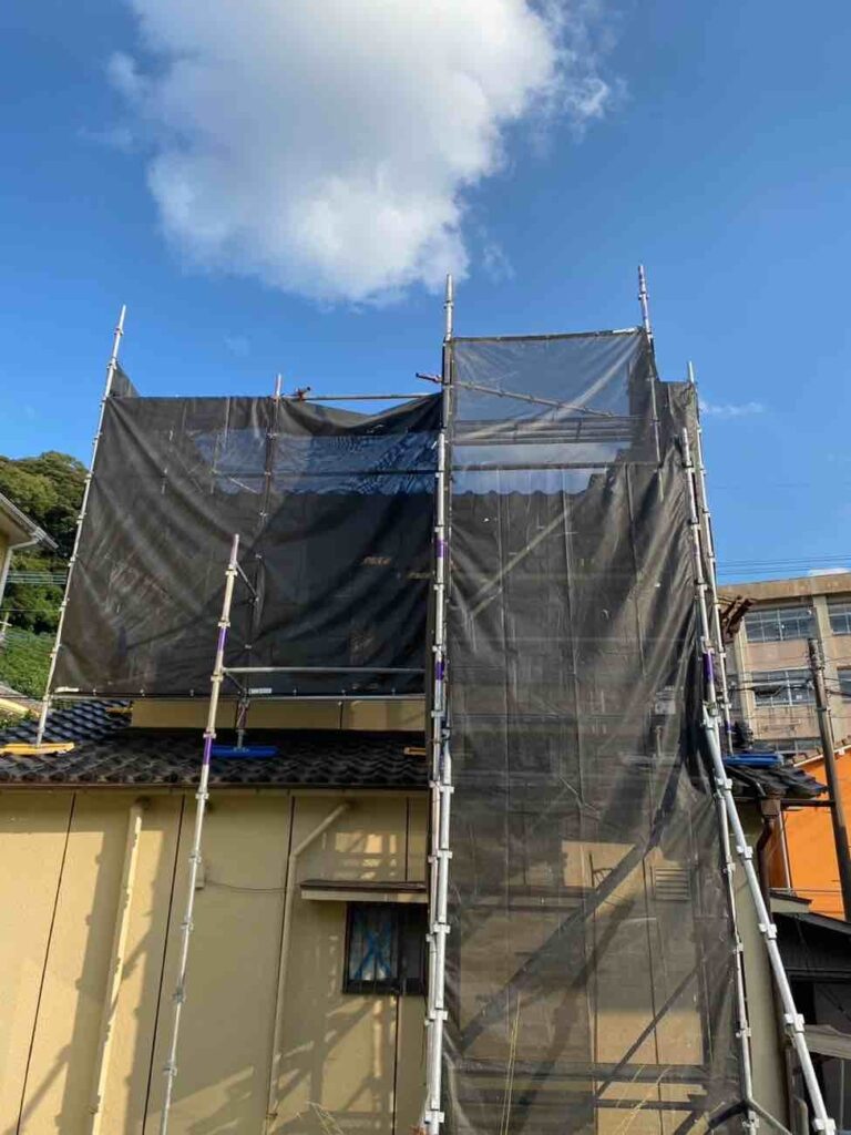 まずは安全・安心な足場を設置します。作業中の安全確保はもちろん、設置前に近隣へお声がけを行い、スムーズに作業を進められるよう配慮しています。