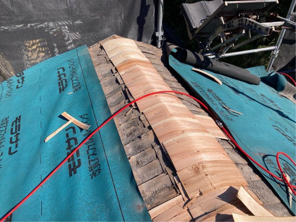 上から新しい防水シートを重ね張りし、防水性をより高めていきます。