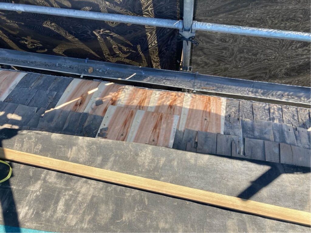 既存の瓦を解体し、火山灰などをきれいに掃除しながら、下地の状態をしっかり確認します。劣化箇所は部分補修を施し、既存の下地が本来の防水機能を発揮できる状態へ整えています。