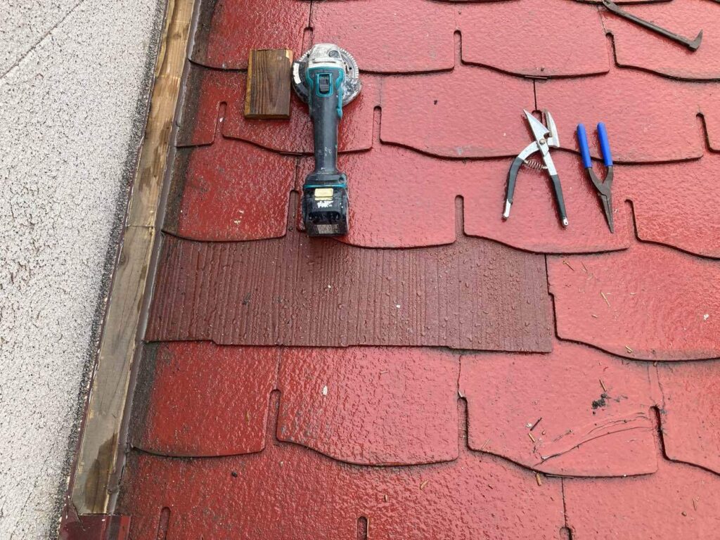 施工箇所以外で割れていた屋根材も差し替えました。既存の瓦はすでに廃盤となっていたため、現在入手可能な瓦を職人が加工・微調整して対応。大変お喜びいただけました。