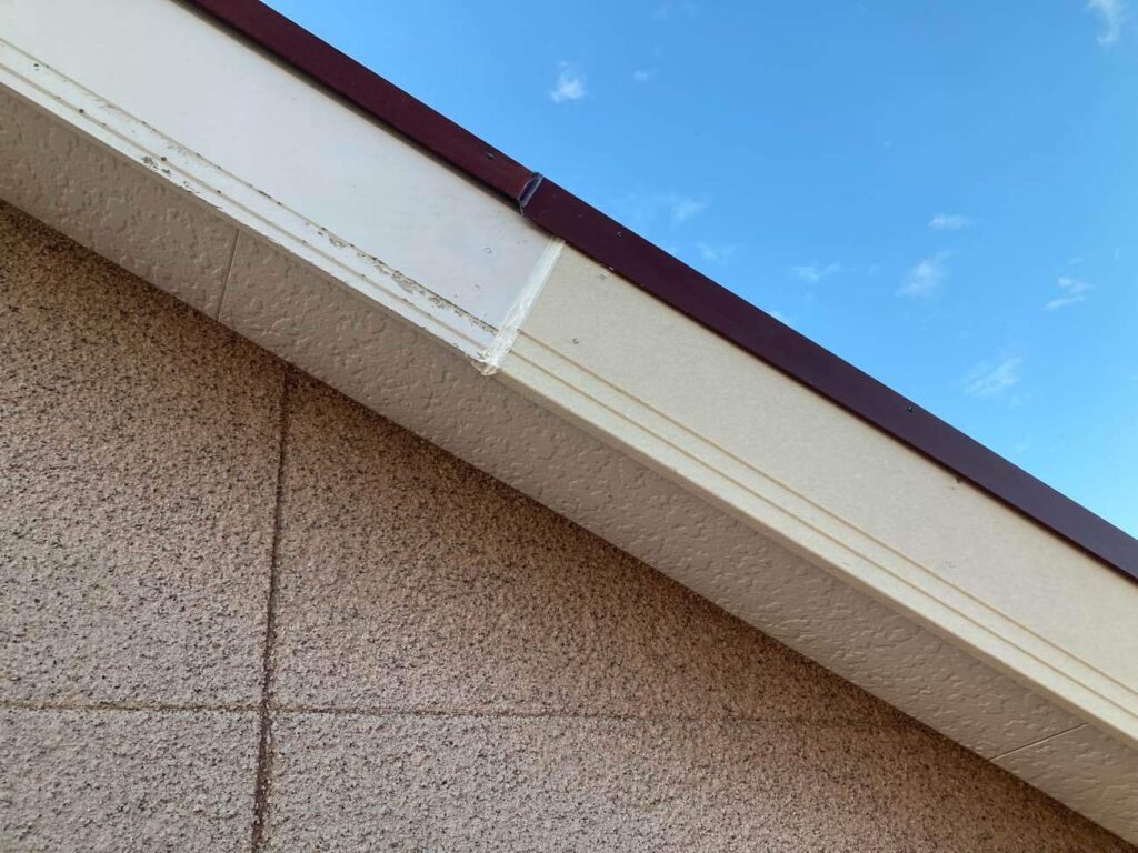 新たに張り替えた破風は、コーキングによる防水処理を施し、塗装で仕上げました。防水性と見栄えの両立を図っています。