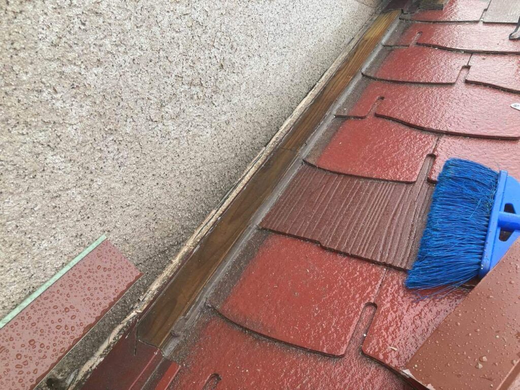下地の隙間にはコーキングでしっかりと雨水の浸入を防ぐ施工をいたしました。このあと、雨水を逃がす施工へと進んでいきます。