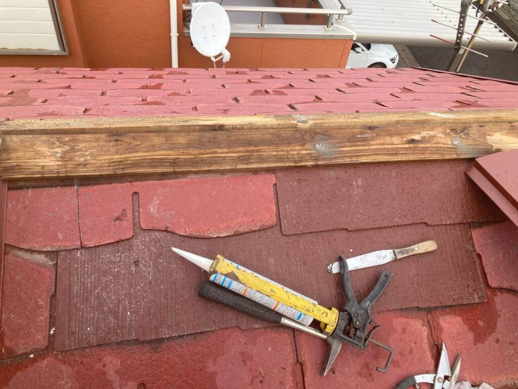 下地材など内部の状態をよく確認し、必要な補修をします。