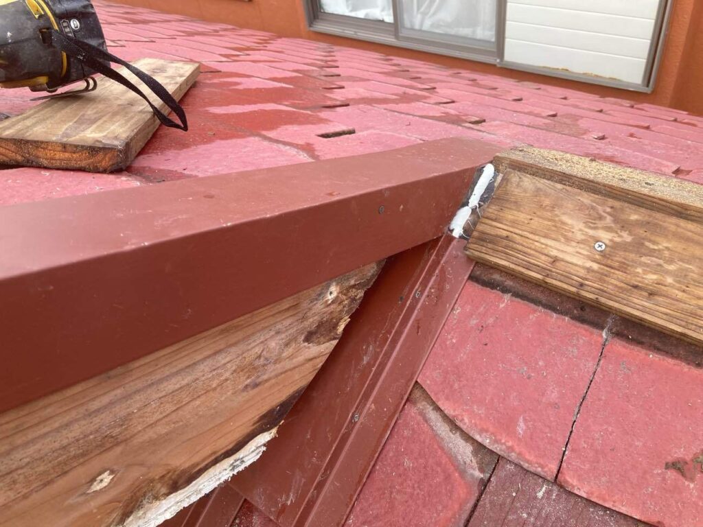 適切な隙間を保ち、新しく板金を取り付けました。