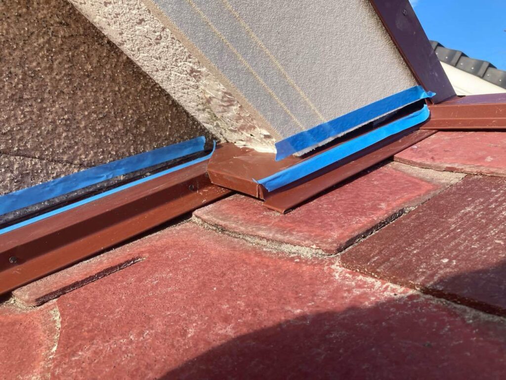 雨水が伝わないようにするため、板金と屋根材の間には、隙間をしっかりと確保しました。