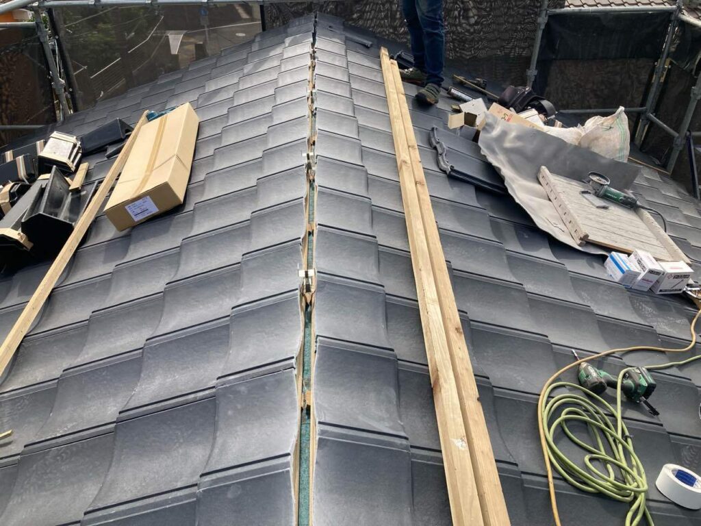 ルーガを１枚ずつ丁寧に固定します。桟木にビスでしっかり固定することで、軽量でありながら高い防風性を発揮できる施工方法です。