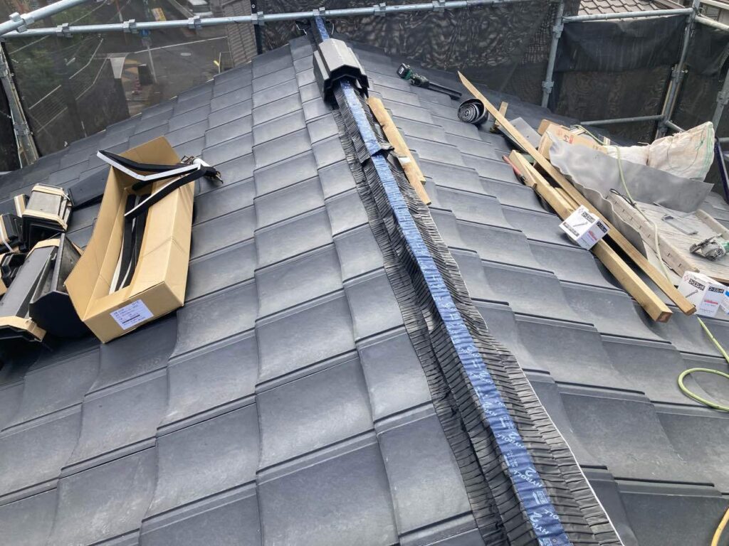 屋根の一番高い位置にある棟は、地震の揺れの影響を受けやすい部分です。ルーガの施工では、棟まわりの部材も軽量化することで、建物全体への負担を軽減しています。