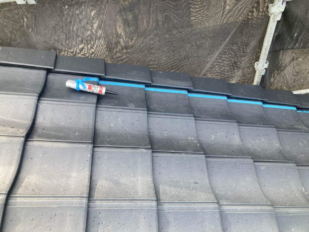 風雨の影響を受けやすい端部は、隙間にしっかりとコーキングを施し、雨水の吹き込みを防ぎます。