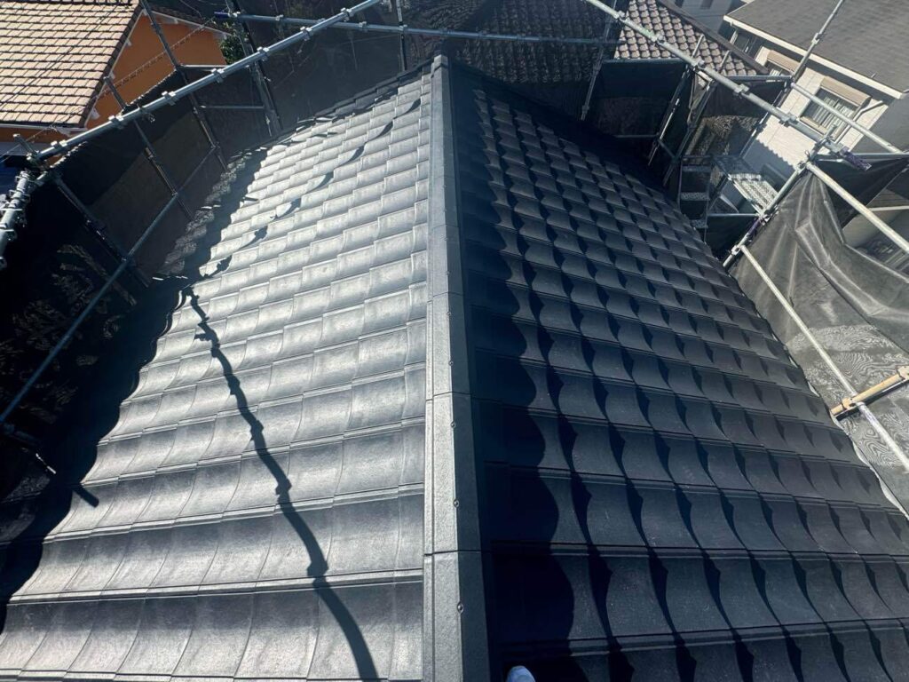 葺き替えによって変化する雨樋との位置関係を考慮し、軒先の瓦を微調整。既存の雨樋がしっかり機能するように仕上げました。