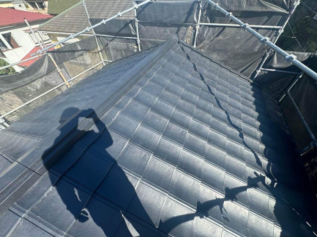 ひび割れに強く、地震や強風にも負けない安心してお住まいいただける屋根へと生まれ変わりました。屋根重量は従来の約1/4まで軽量化を実現しています。