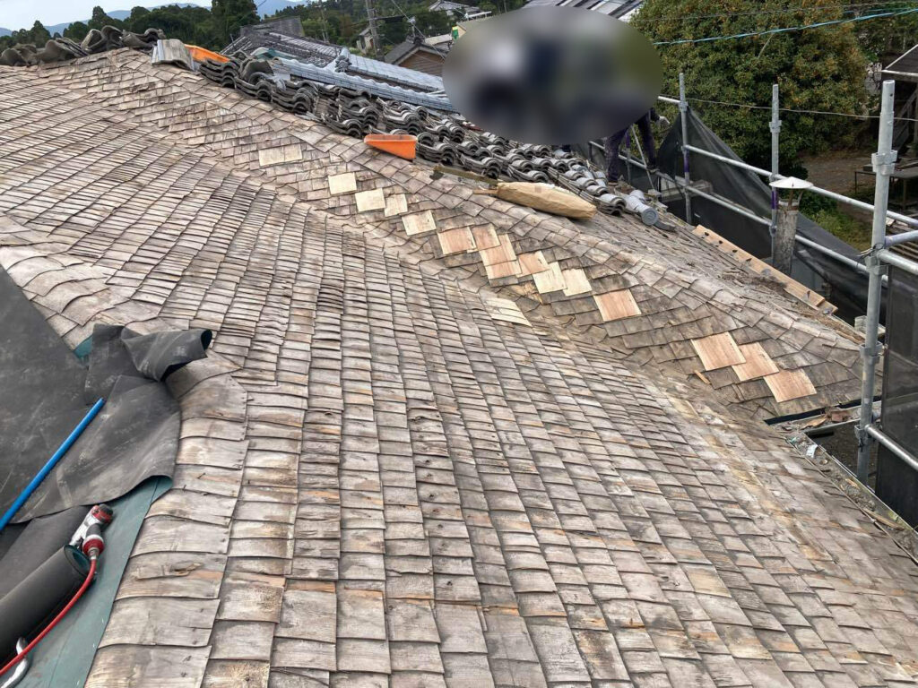 既存の下地の劣化具合をしっかり見極めて、必要な部分は補修を施してから次の工程へと進めます。