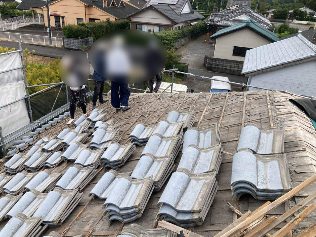 既存の瓦や下地材の撤去を行います。周囲に配慮しながら、撤去作業も一つひとつ丁寧に進めています。