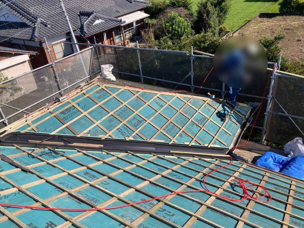 防水シートや谷板金を新しく取り付け、雨水の流れを整えます。下地材（桟木）を施工し、ルーガを固定するための下準備を行います。