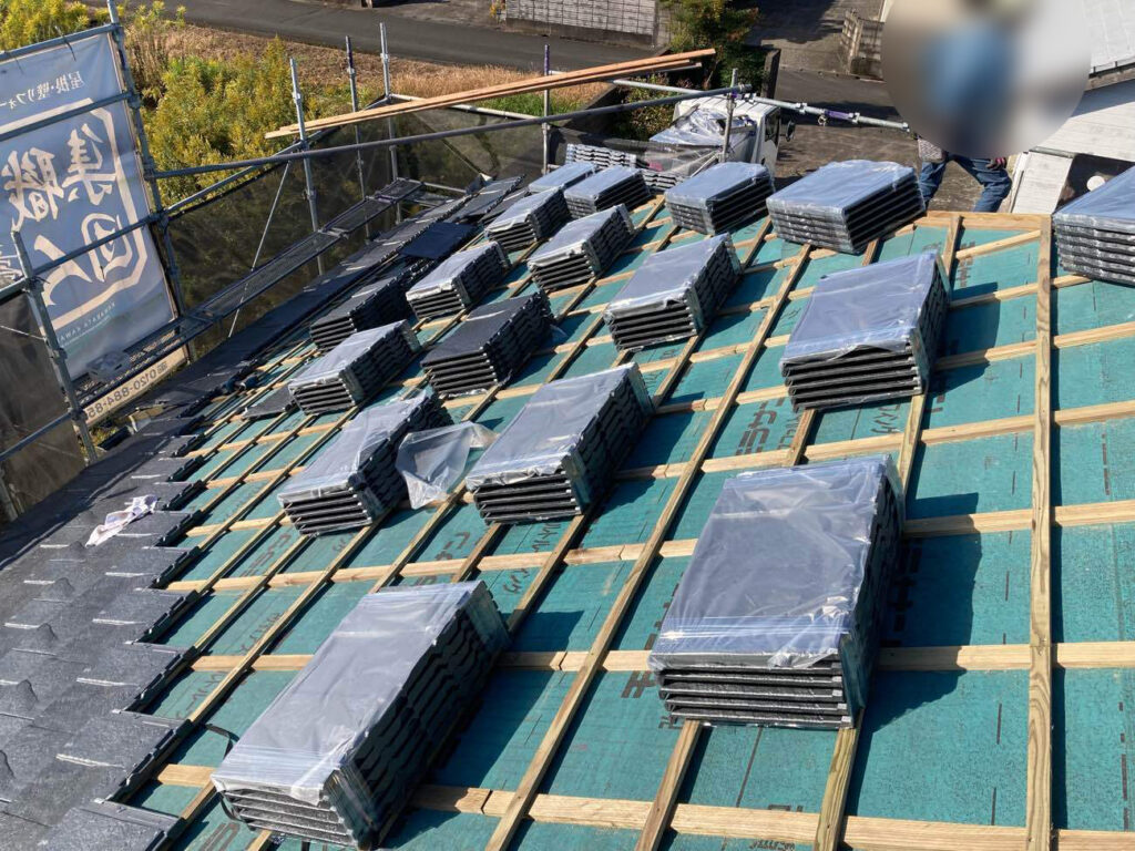 軒先側から一枚ずつ、ルーガを桟木にしっかりと固定していきます。ビス留めによる施工で、高い耐風性を発揮する屋根に仕上げていきます。