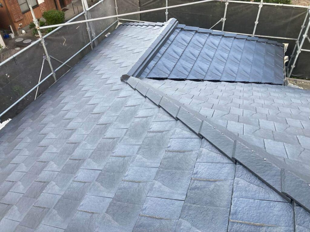 葺き替えにより新築同様の防水性が整い、雨の多い季節も気にせずお過ごしいただける屋根になっています。