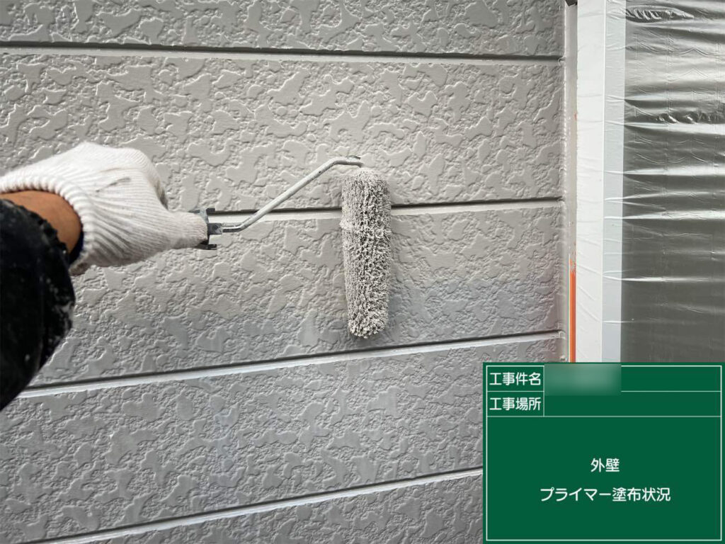 スーパームキコートプライマーを中塗りし、塗膜に十分な厚みを持たせます。高い耐候性により、紫外線による劣化を抑える効果が期待できます。