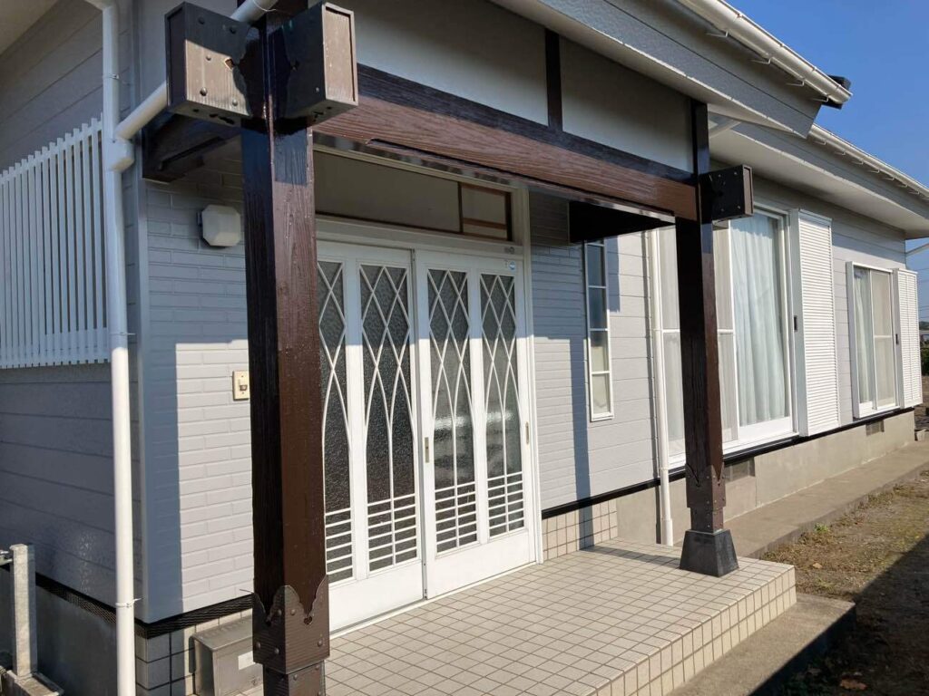 玄関まわりの木部も塗装で丁寧に整え、艶やかに生まれ変わりました。住まいの“顔”として、上品なアクセントがお客様をやさしくお迎えします。