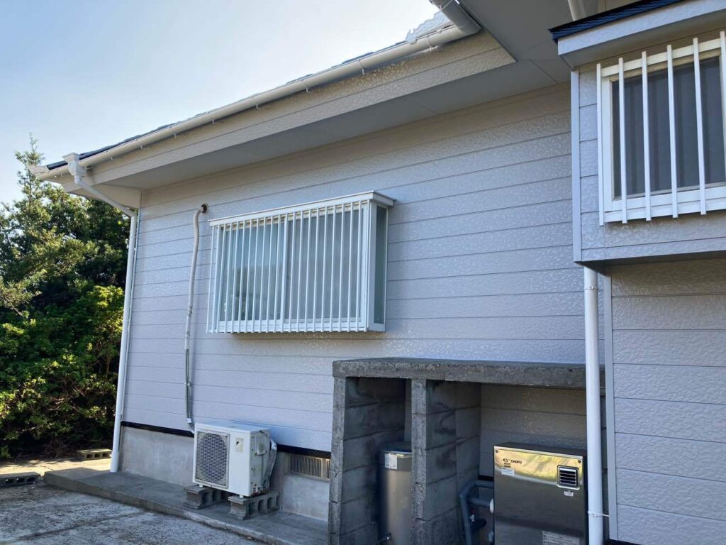 再塗装で外壁の汚れを一新し、清潔感のある仕上がりに。雨樋や軒天など、細部まで丁寧に整えました。